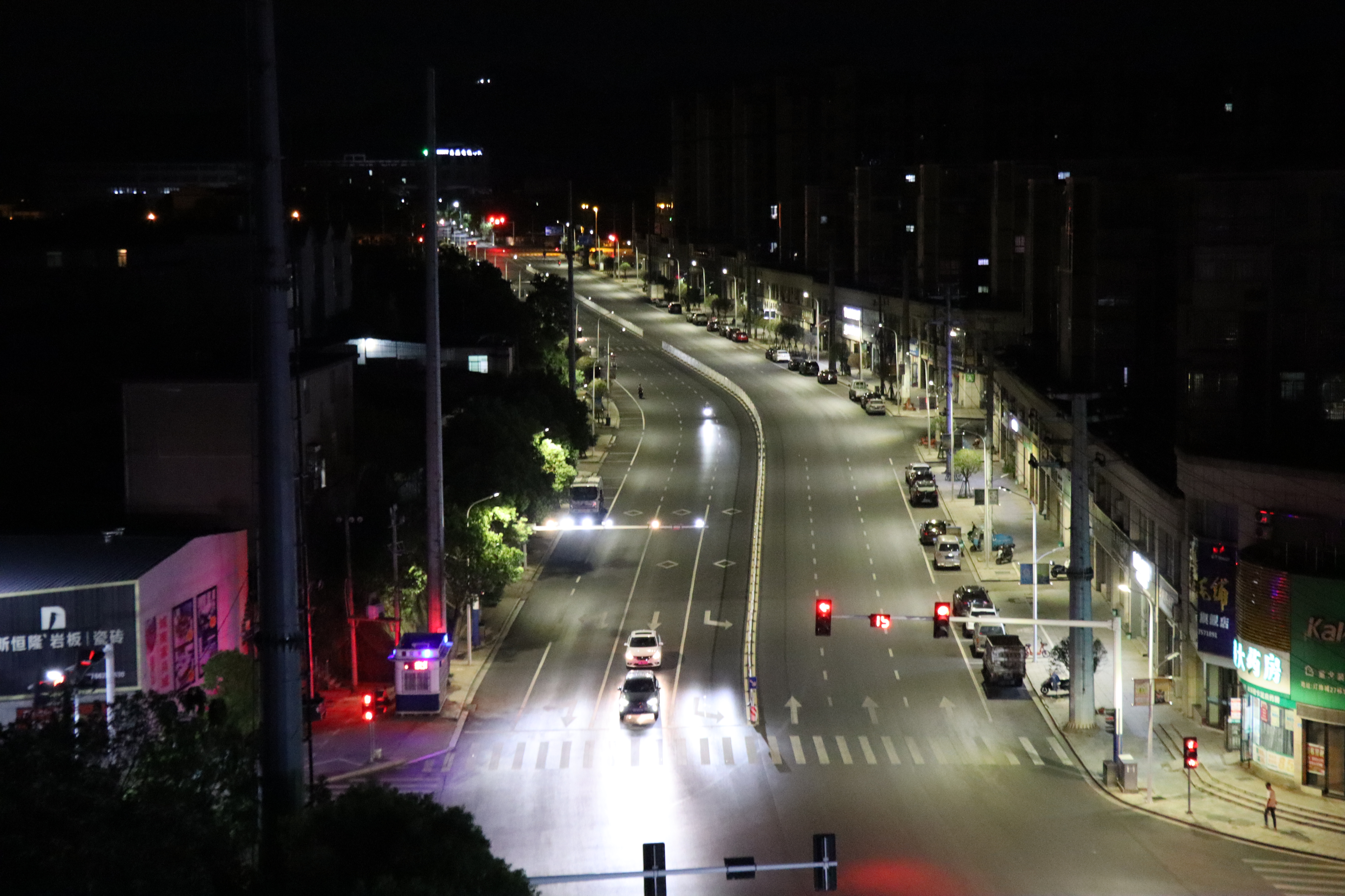 明珠大道路灯改造完美验收，LEDONG.COM电保安全节能路灯让每一度电都更有价值！
